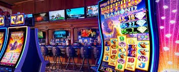 Pengguna menikmati live casino di ponsel dengan dealer profesional tampil jelas dalam streaming
